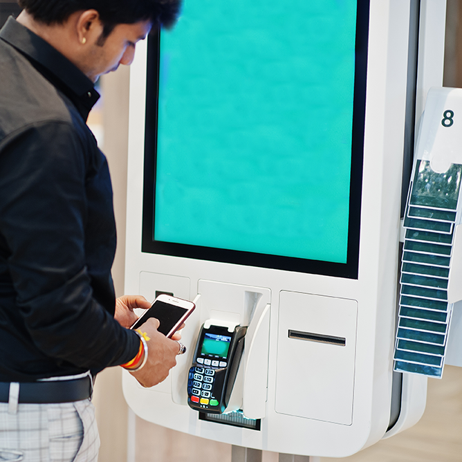 Kiosko de autocobro con pago sin contacto en punto de retail