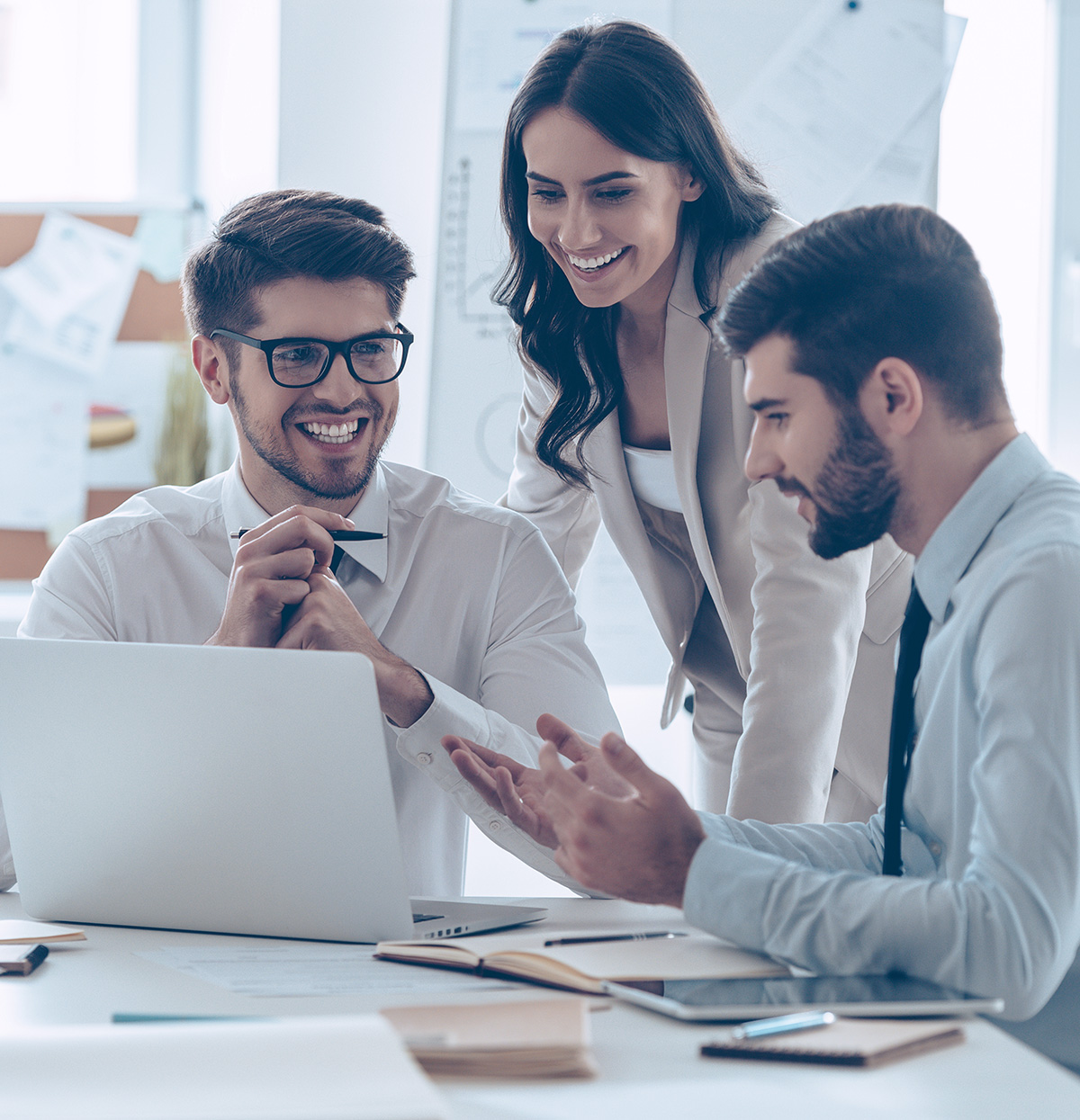 Equipo de trabajo analizando datos en KnesysPlus